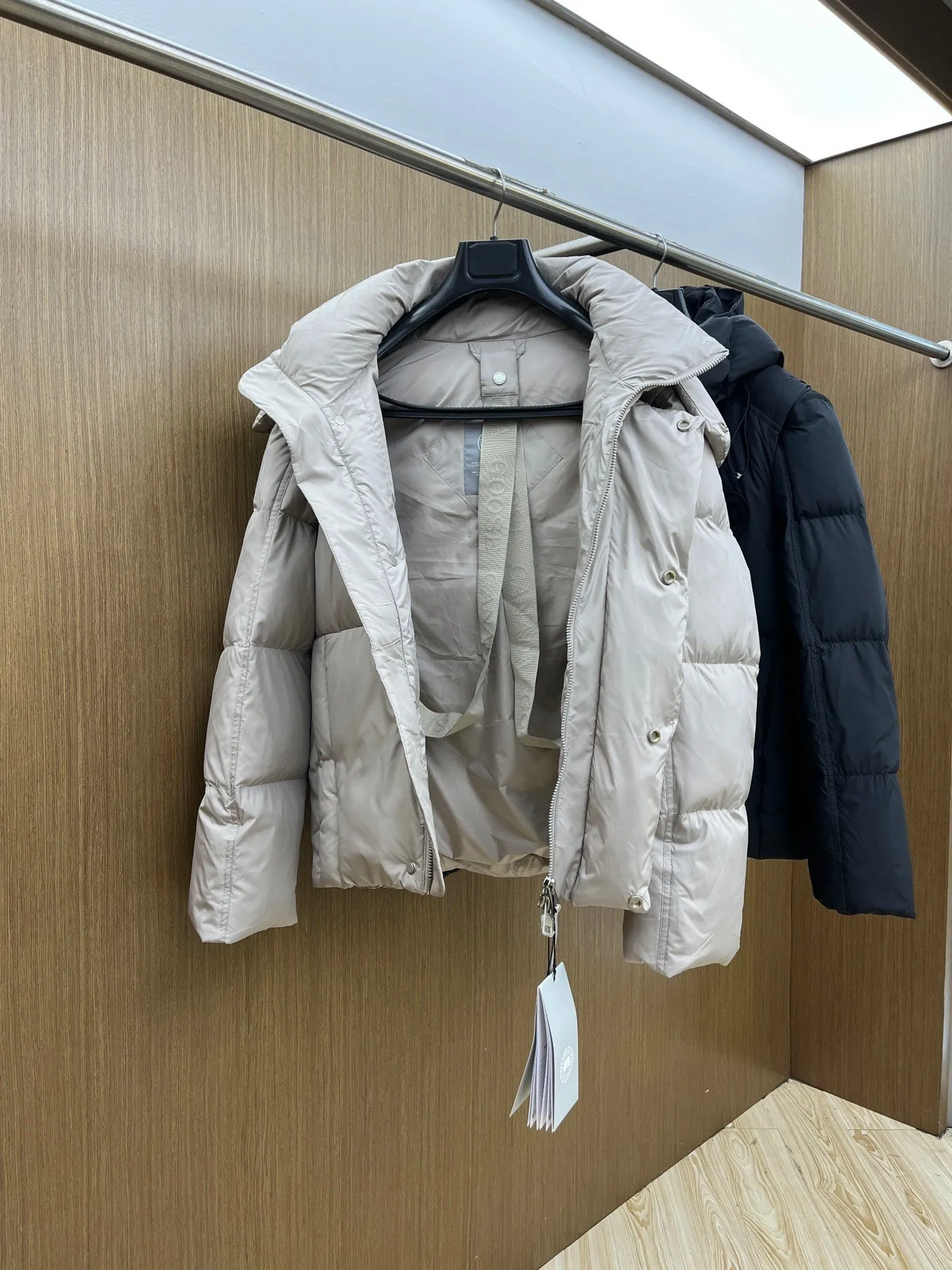 P1400 [Zhang Linghe’s latest top-grade down-filled Canada Goose model] Hooded, removable hood! The original custom-woven lightweight square technology three-proof fabric is windproof, rainproof and friction-proof. It is made of 400D gallbladder Zhengerbajing national standard 90 white duck down. When it is inserted inside, it will be more fluffy and temperature-locking. The whole piece can be stored and folded! ! The embroidered logo on the left chest is a topographic map of Canada, lifelike and perfectly restored. It is embroidered with high-density colored yarn using imported embroidery machines from Bai Lingda. In particular, the sleeves are detachable, making it especially suitable for areas with unstable climate. The washing and labeling are all based on the latest version, and the customized washing labels are equipped with laser anti-counterfeiting labels! ! And the position of the wash water mark is synchronized according to the 25-year new hidden design process. The wash water mark is all hidden inside and can be seen in the detailed picture. What you see is what you get! ! Color graphite gray, black Size xs s m L xl
